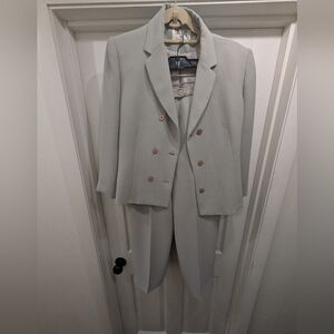 Bill Blass Size 10P Light Gray 2-Piece Suit Blazer & Pants Career Classic